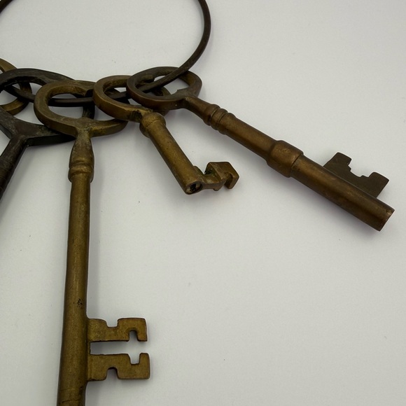 Solid Brass Skeleton Keys on Brass Ring-Set Of 5 Decor Cottage Farmhouse - Picture 6 of 8